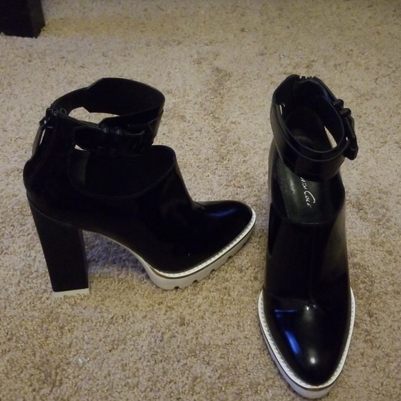 SOLD....Kenneth Cole Bootie - Picture 1 of 8